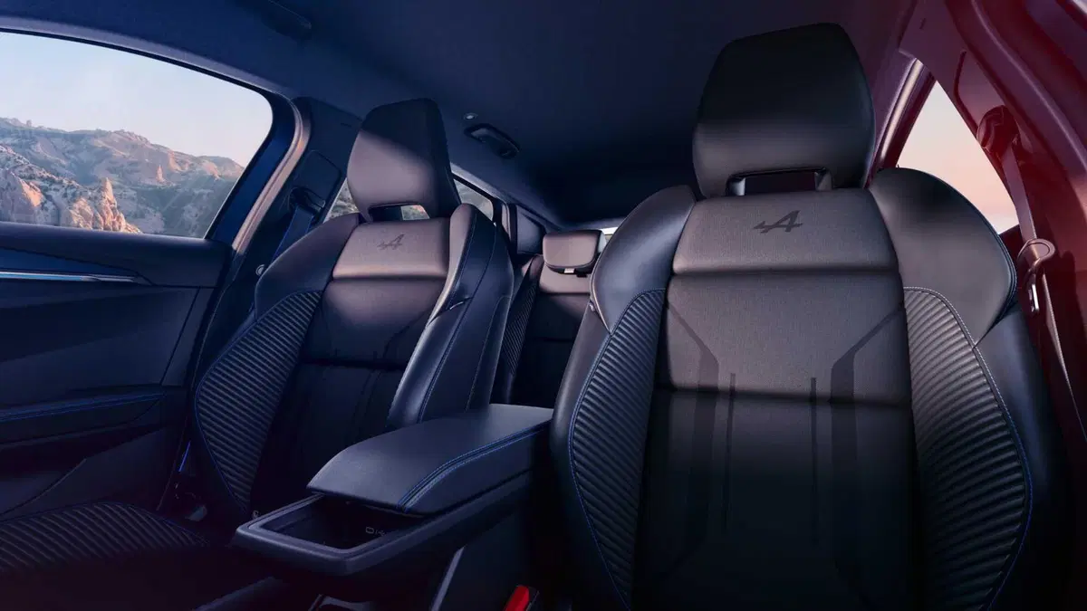Renault Megane E-Tech Electric si rifà il trucco: nuova batteria, più autonomia e Gemini a bordo (47)