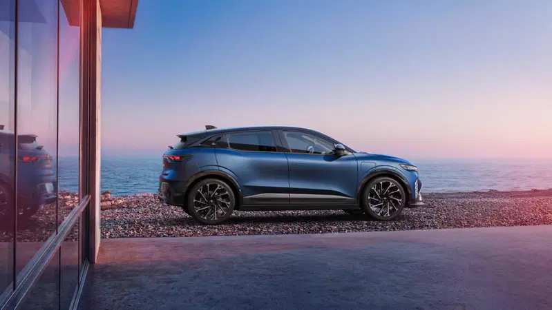 Renault Megane E-Tech Electric di profilo