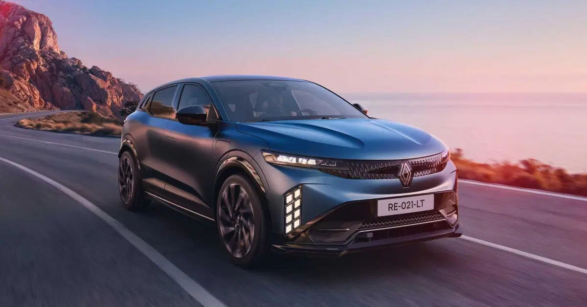 Renault Megane E-Tech Electric si rif&agrave; il trucco: nuova batteria, pi&ugrave; autonomia e Gemini a bordo