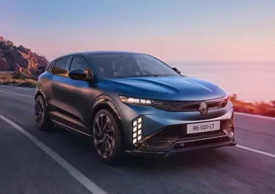 Renault Megane E-Tech Electric si rifà il trucco: nuova batteria, più autonomia e Gemini a bordo