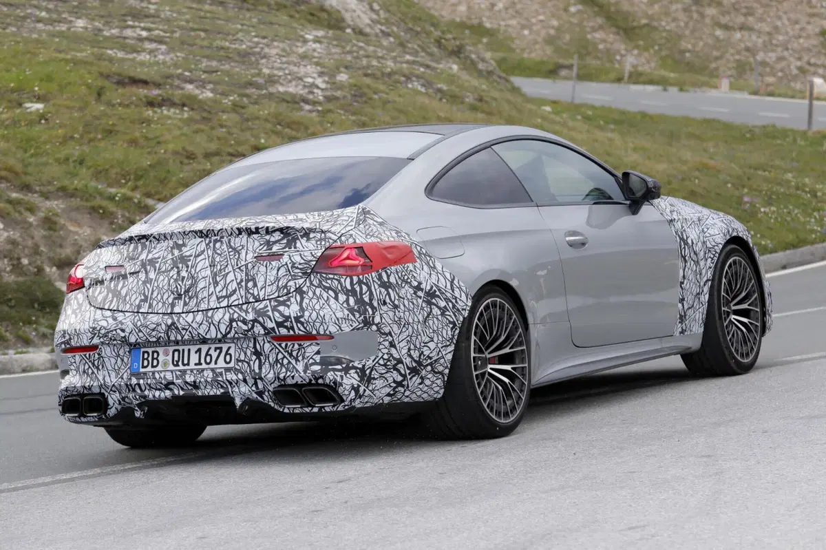 Mercedes-AMG CLE 63, il V8 è pronto a tornare (10)