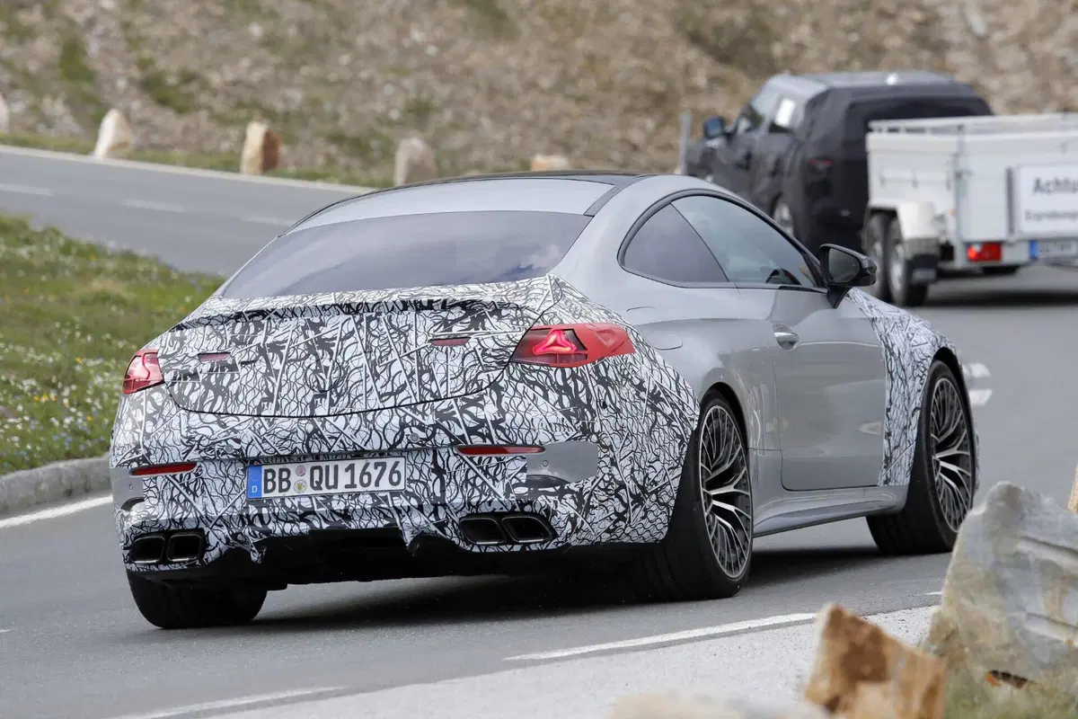 Mercedes-AMG CLE 63, il V8 è pronto a tornare (12)