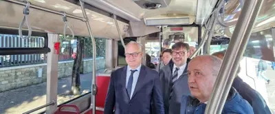 Bus elettrici Roma, scoppia il caso: batterie scariche prima della fine del turno