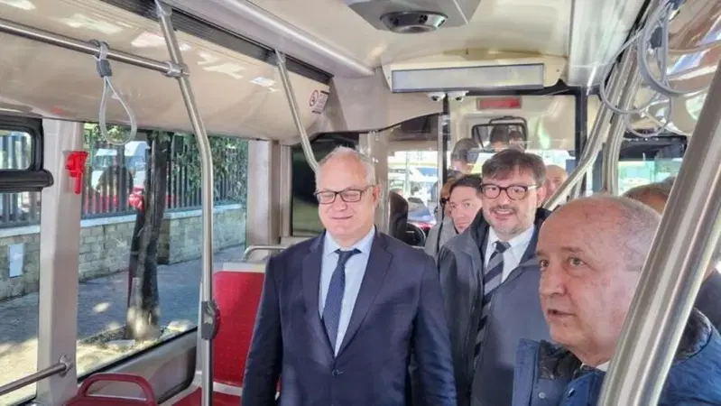 Bus elettrici Roma, scoppia il caso: batterie scariche prima della fine del turno