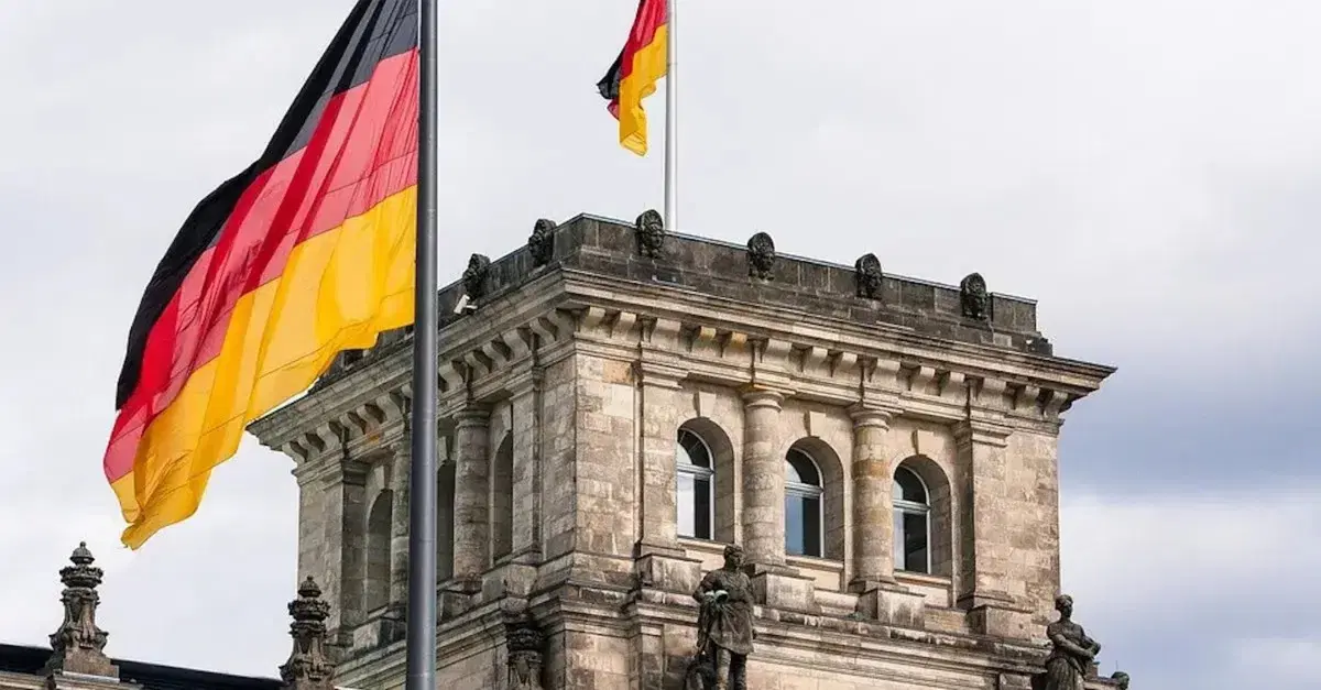 Mercedes lancia l'allarme sulla crisi in Germania: "Situazione gravissima, torniamo alle 40 ore"