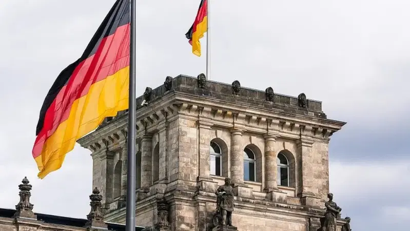 Mercedes lancia l'allarme sulla crisi in Germania: "Situazione gravissima, torniamo alle 40 ore"
