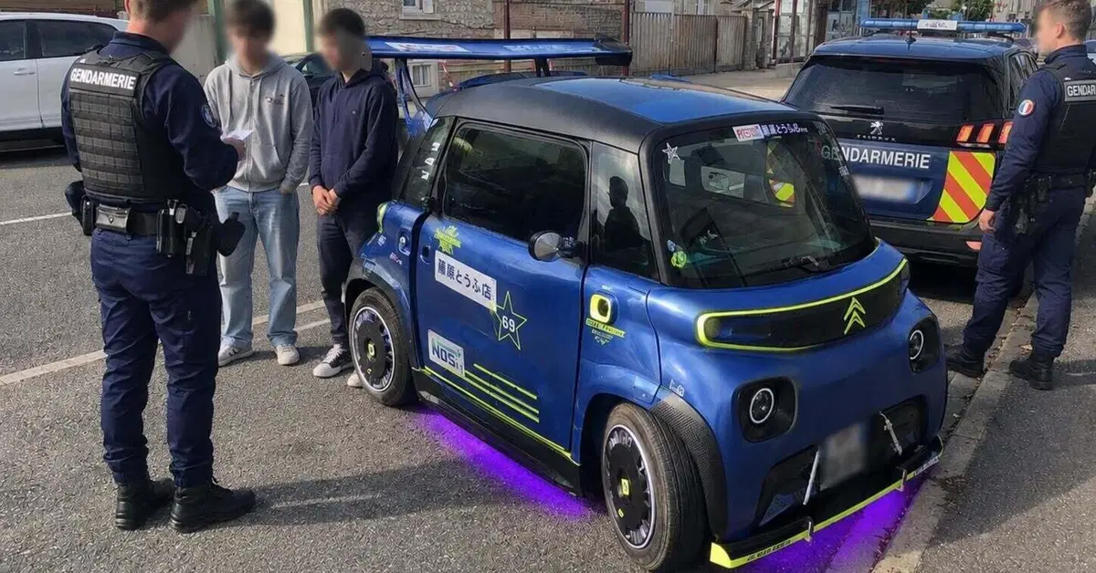 Microcar trasformata in un missile: nei guai un 15enne dopo il controllo della polizia