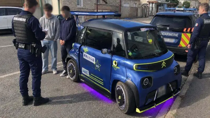 Microcar trasformata in un missile: nei guai un 15enne dopo il controllo della polizia