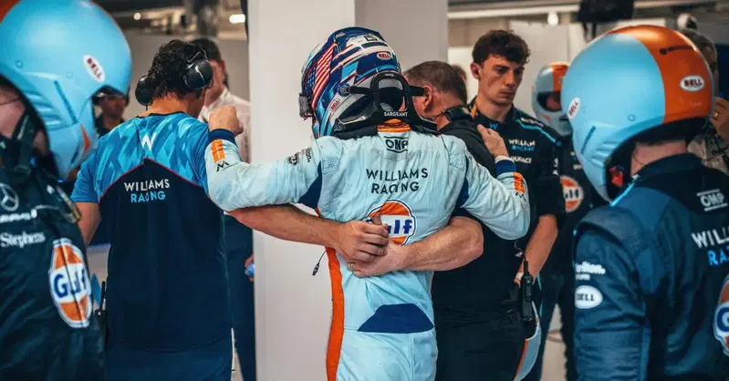 Sargeant aiutato dai meccanici Williams a scendere dalla vettura al GP Qatar 2023