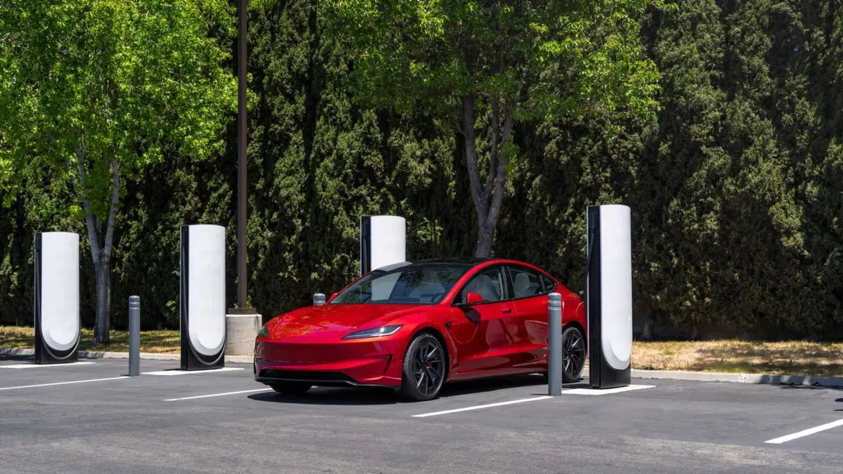 Tesla cambia le regole del gioco: in Europa arriva il primo Supercharger V4 da 500 kW