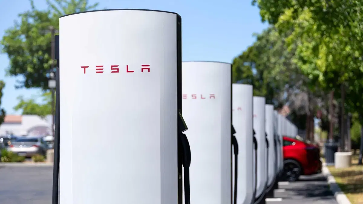 Tesla cambia le regole del gioco: in Europa arriva il primo Supercharger V4 da 500 kW (2)