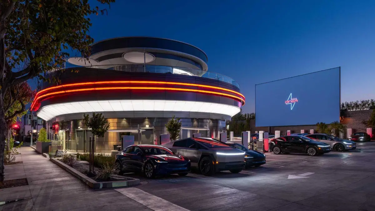 Tesla cambia le regole del gioco: in Europa arriva il primo Supercharger V4 da 500 kW (6)