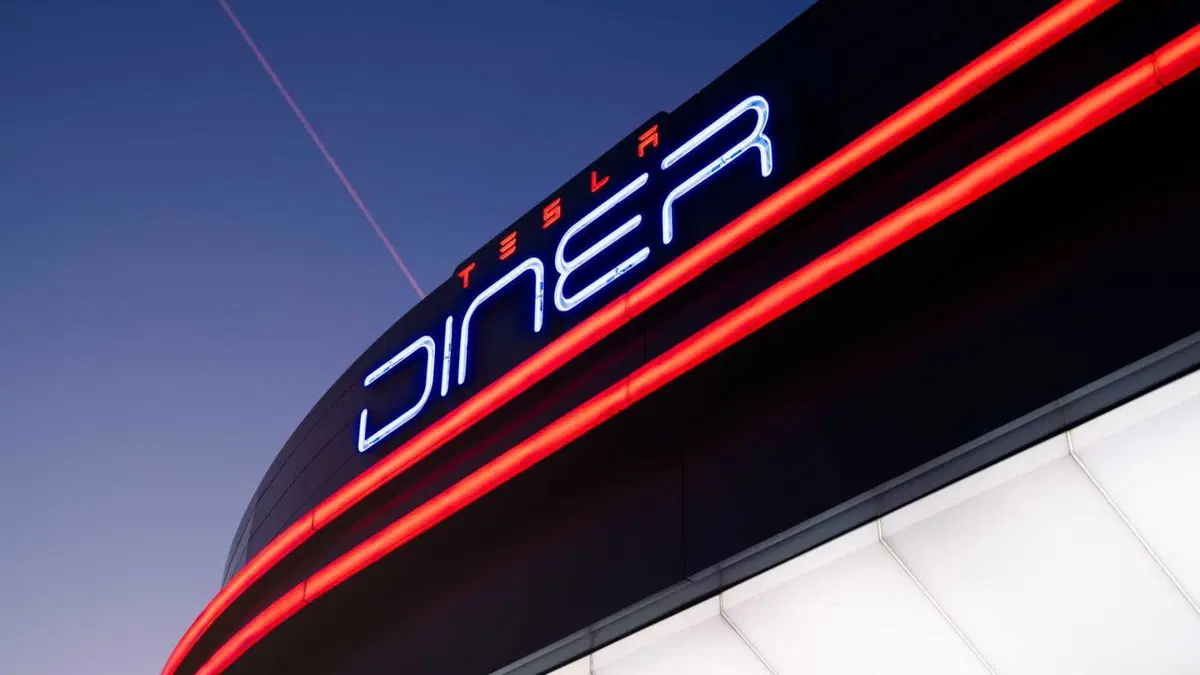 Tesla cambia le regole del gioco: in Europa arriva il primo Supercharger V4 da 500 kW (7)