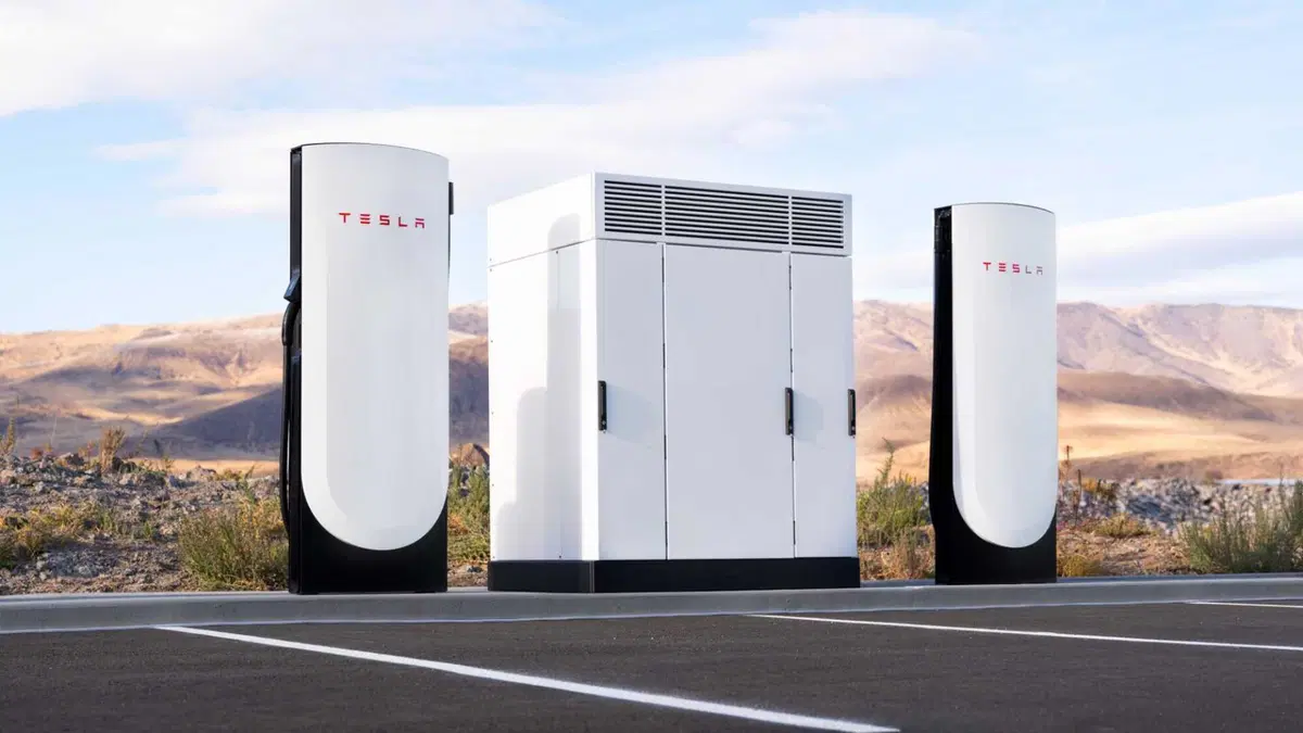 Tesla cambia le regole del gioco: in Europa arriva il primo Supercharger V4 da 500 kW (9)