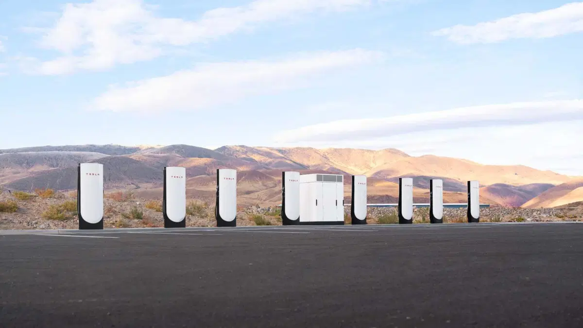 Tesla cambia le regole del gioco: in Europa arriva il primo Supercharger V4 da 500 kW (12)