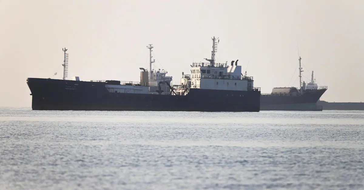 Stretto di Hormuz riaperto, eppure il greggio resta bloccato da una barriera vivente