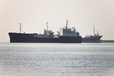 Stretto di Hormuz riaperto, eppure il greggio resta bloccato da una barriera vivente
