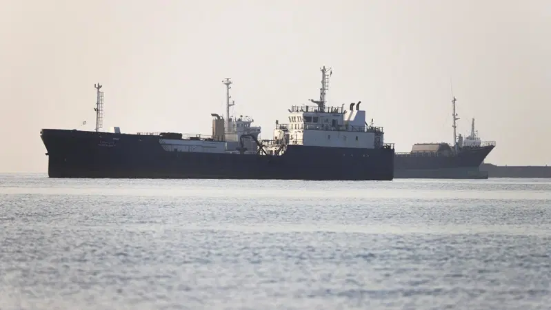 Stretto di Hormuz riaperto, eppure il greggio resta bloccato da una barriera vivente