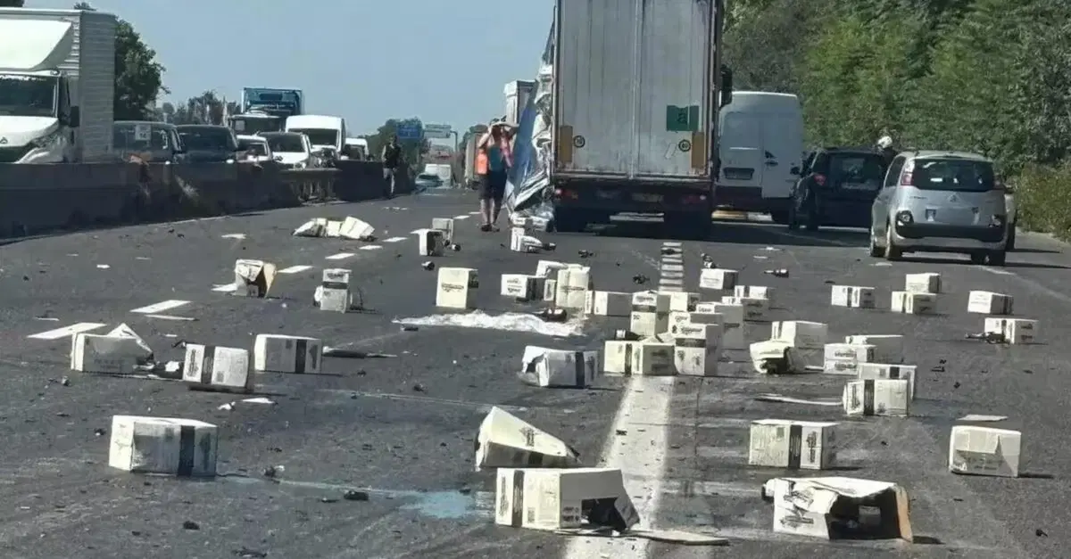 Camion perde un intero carico di prosecco: strada invasa dalle bottiglie, traffico in tilt per ore