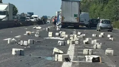 Camion perde un intero carico di prosecco: strada invasa dalle bottiglie, traffico in tilt per ore