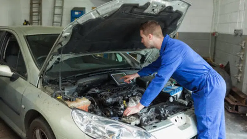 Auto elettriche, il conto delle riparazioni che nessuno ti racconta: costano il 20% in pi&ugrave;