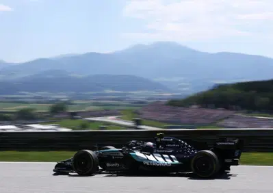 F1, Caldo torrido e motori al limite a Spielberg: Norris svela il segreto dell'ala Macarena e la Ferrari spaventa con i nuovi cavalli. Antonelli in testa