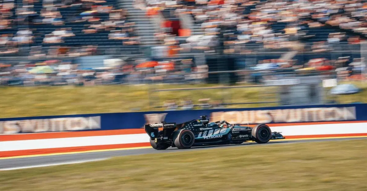 F1. Follia a Spielberg: Verstappen a muro, sventola la gialla ma la pole &egrave; di Russell! Beffata la Ferrari