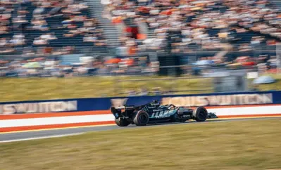 Follia a Spielberg: Verstappen a muro, sventola la gialla ma la pole &egrave; di Russell! Beffata la Ferrari