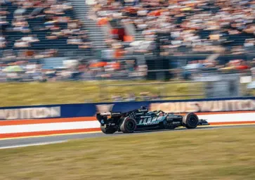 F1. Follia a Spielberg: Verstappen a muro, sventola la gialla ma la pole è di Russell! Beffata la Ferrari