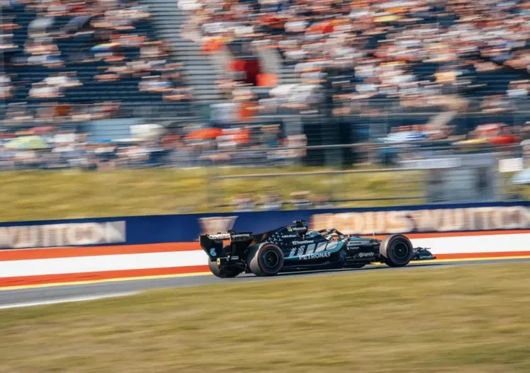 F1. Follia a Spielberg: Verstappen a muro, sventola la gialla ma la pole è di Russell! Beffata la Ferrari