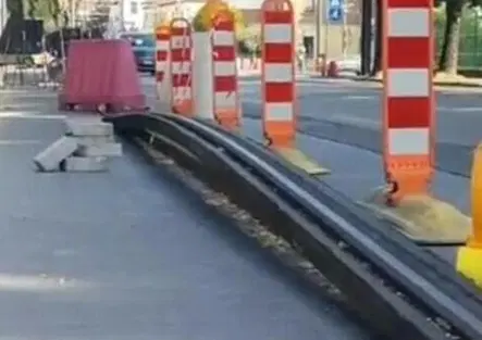 Padova, il disastro del tram continua: le rotaie si sciolgono al sole e per il Comune è tutto normale