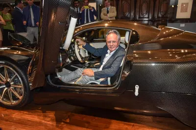 Pagani e quell'hypercar fatta di diamanti. Ma il creatore delle auto pi&ugrave; care al mondo gira... in minivan