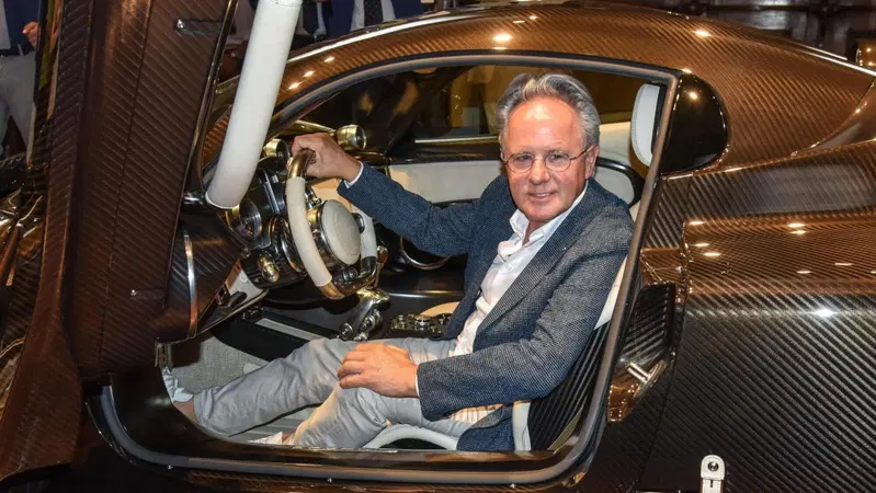 Pagani e quell'hypercar fatta di diamanti. Ma il creatore delle auto pi&ugrave; care al mondo gira... in minivan