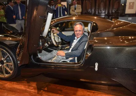 Pagani e quell'hypercar fatta di diamanti. Ma il creatore delle auto più care al mondo gira... in minivan