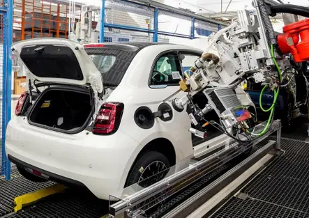 Mirafiori si ferma per un mese. Fiato sospeso sulla Fiat 500, ma Stellantis rassicura: Problemi logistici, pronti a recuperare