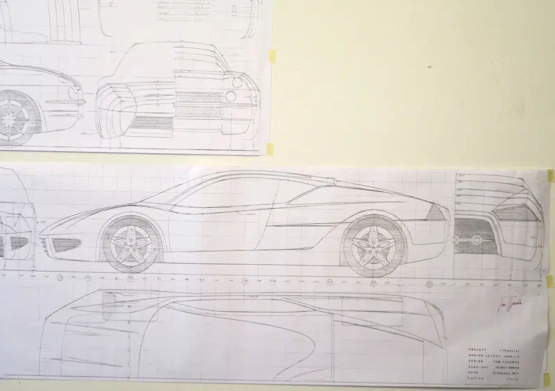 Queste due sportive disegnate a mano sono pronte per essere trasferite in digitale dai collaboratori di Tom Tjaarda. Da qui si presteranno ad ogni comune elaborazione sucessiva. Il modello di studio va rigorosamente fatto a mano anch'esso per essere sottocontrollo in ogni suo dettaglio. Non vi sono strumenti informatici equivalenti.