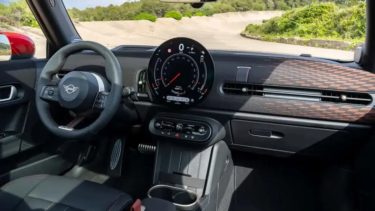 Mini John Cooper Works Cabrio, la prova: il go-kart feeling c'è ancora, ma non è più quello di una volta (4)
