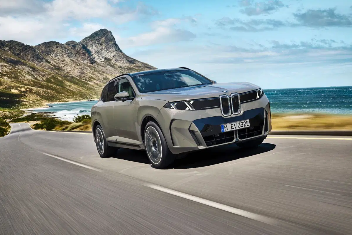 Nuova BMW X5: arriva la prima versione elettrica della storia e cambia completamente volto (2)