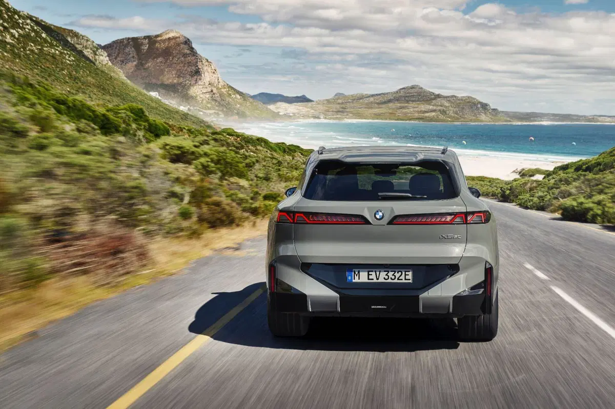 Nuova BMW X5: arriva la prima versione elettrica della storia e cambia completamente volto (3)