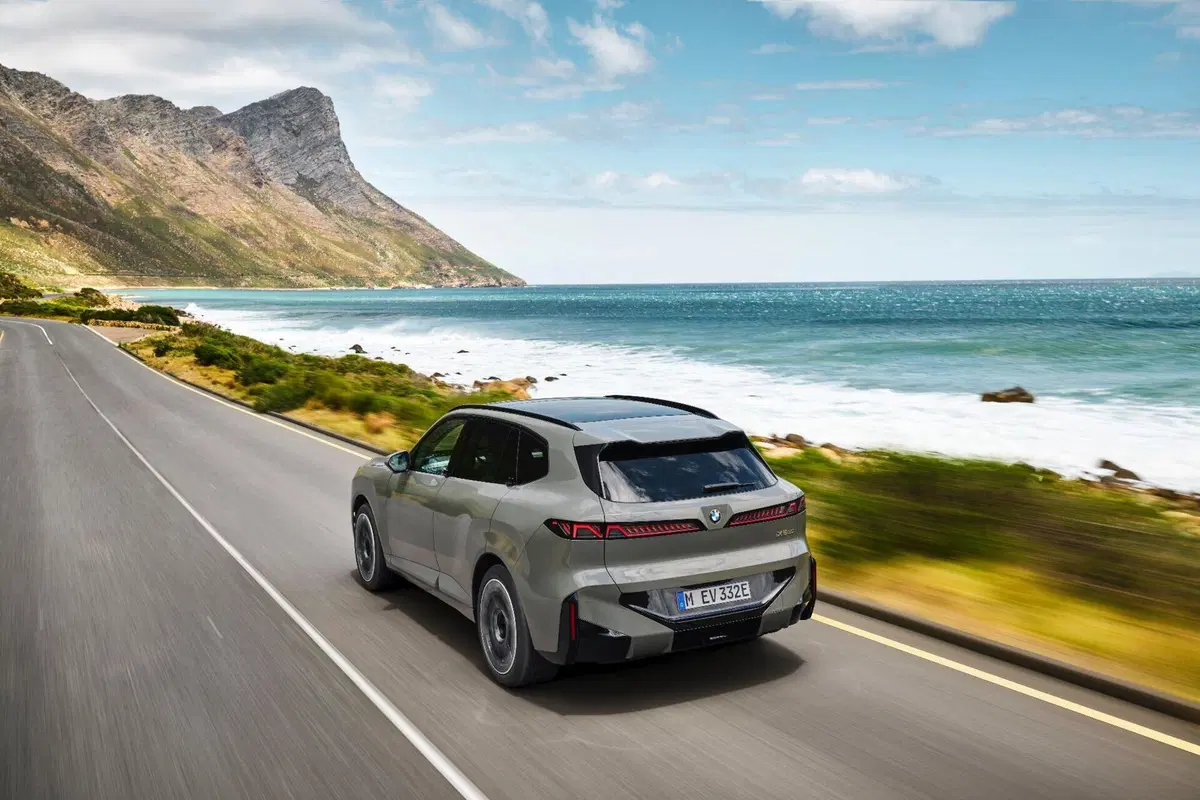 Nuova BMW X5: arriva la prima versione elettrica della storia e cambia completamente volto (4)