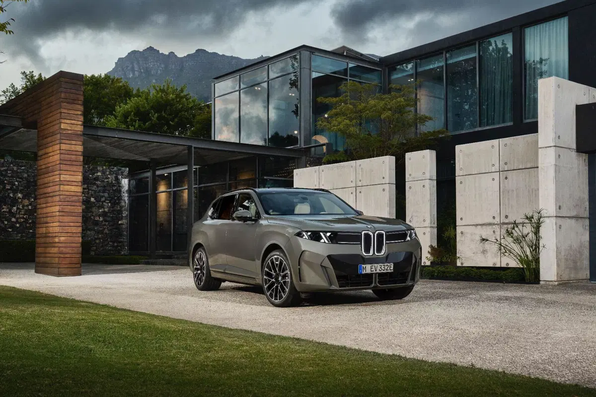 Nuova BMW X5: arriva la prima versione elettrica della storia e cambia completamente volto (6)