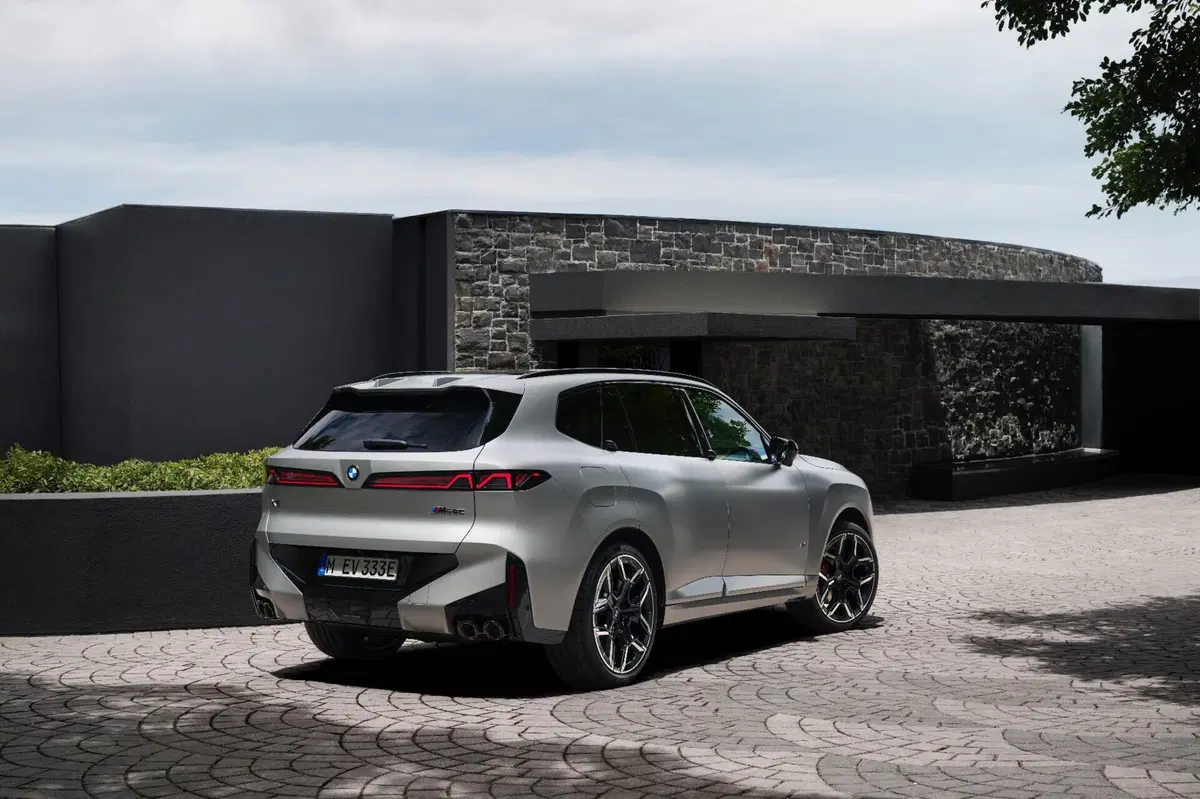 Nuova BMW X5: arriva la prima versione elettrica della storia e cambia completamente volto (12)