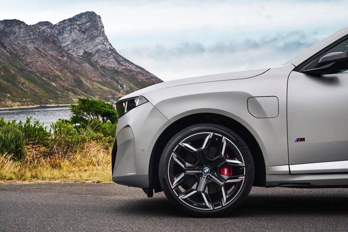 Nuova BMW X5: arriva la prima versione elettrica della storia e cambia completamente volto (13)