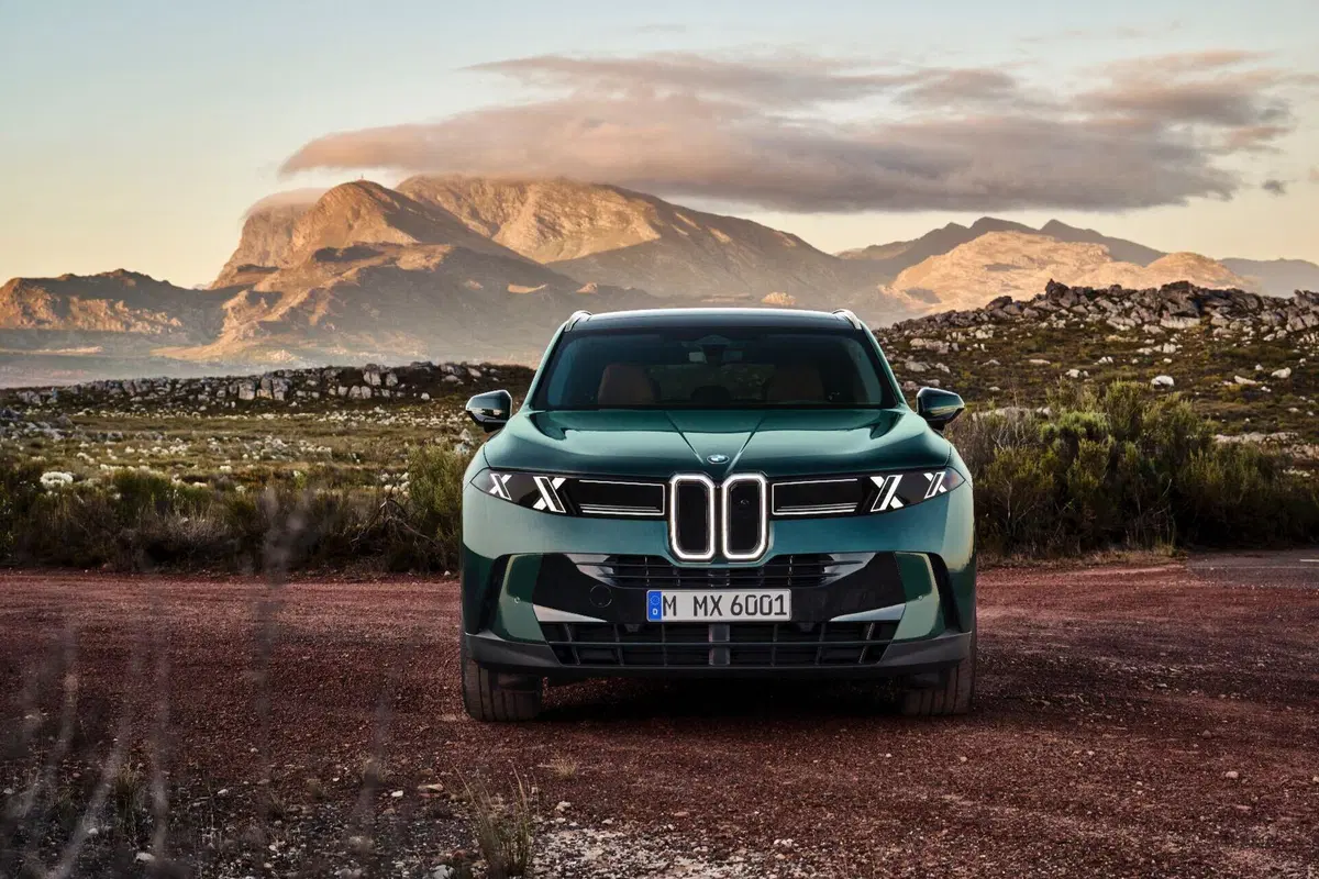 Nuova BMW X5: arriva la prima versione elettrica della storia e cambia completamente volto (15)