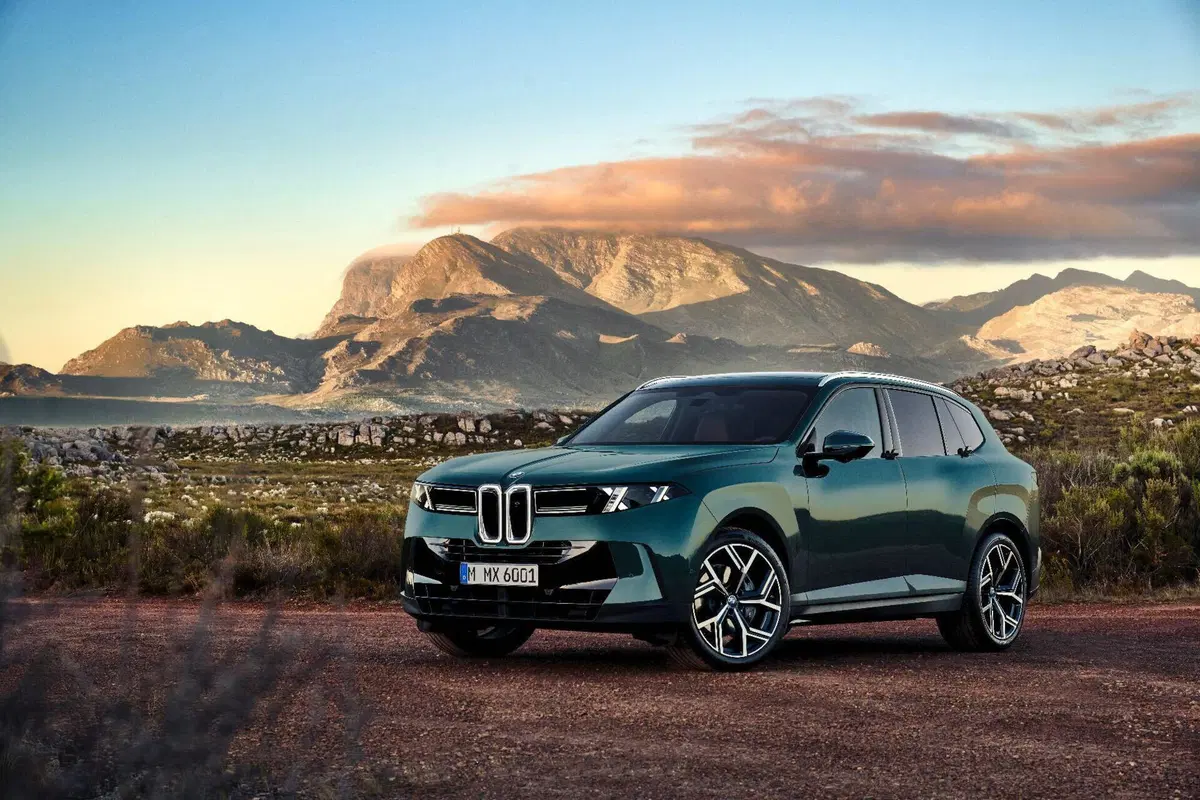 Nuova BMW X5: arriva la prima versione elettrica della storia e cambia completamente volto (17)