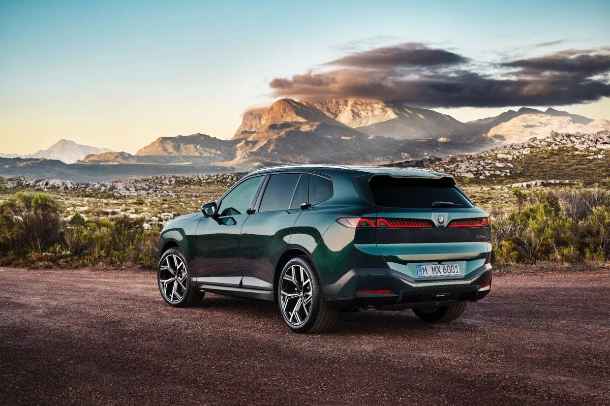 Nuova BMW X5: arriva la prima versione elettrica della storia e cambia completamente volto (18)