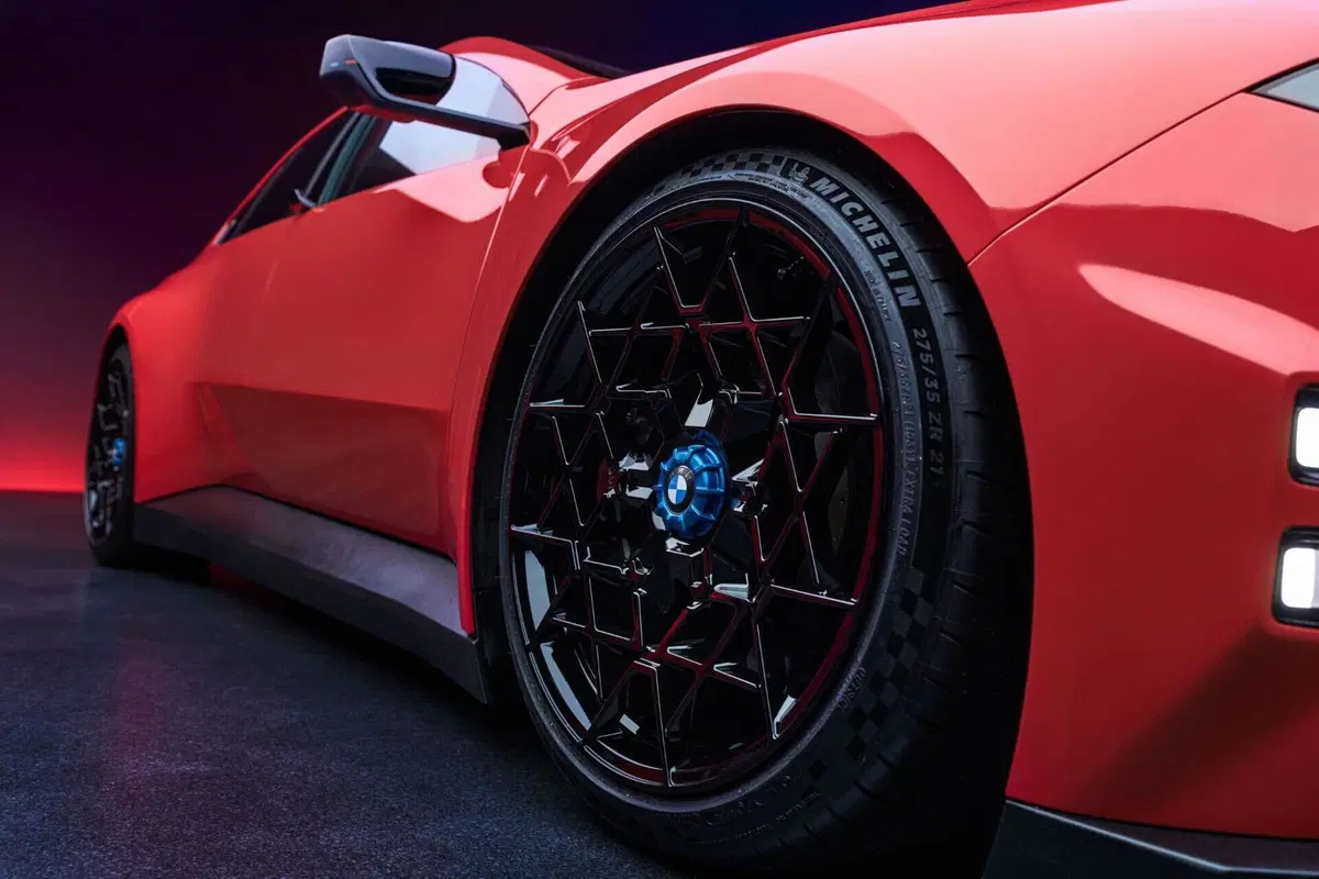 BMW M3 elettrica, che bomba: con 1.395 CV supera persino la Ferrari Luce (4)
