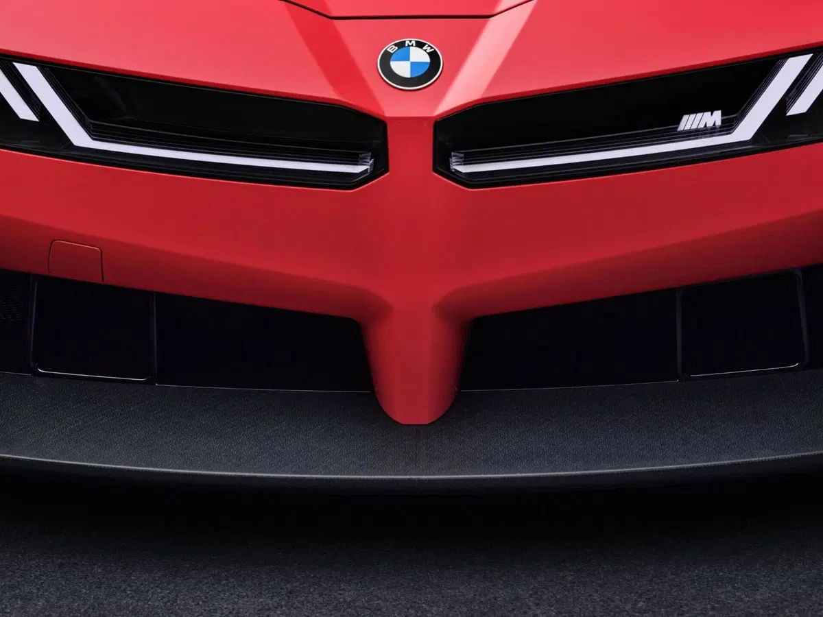 BMW M3 elettrica, che bomba: con 1.395 CV supera persino la Ferrari Luce (11)