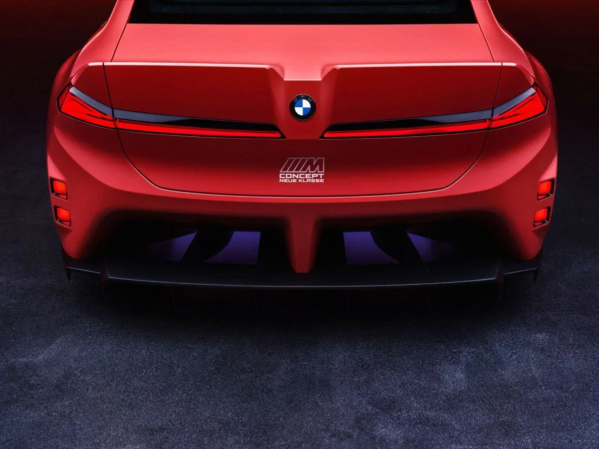 BMW M3 elettrica, che bomba: con 1.395 CV supera persino la Ferrari Luce (15)