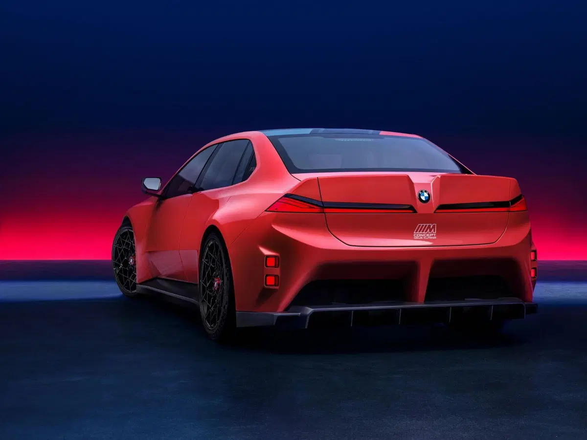 BMW M3 elettrica, che bomba: con 1.395 CV supera persino la Ferrari Luce (17)
